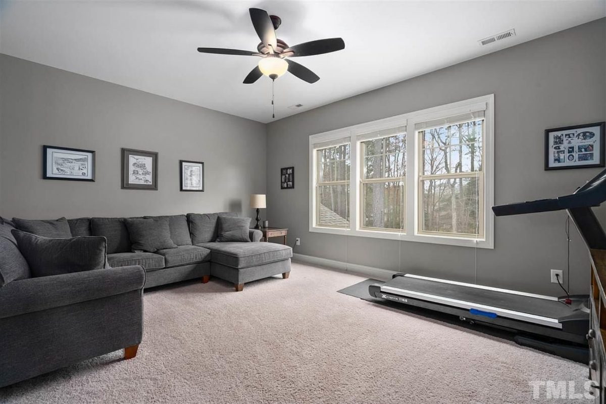 Traditional Craftsman house Plan with Spacious Floor and Garage