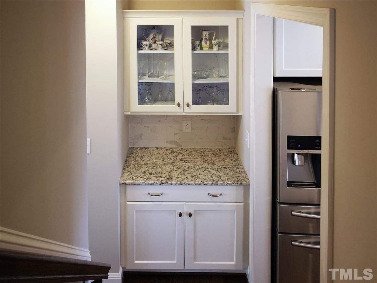 Traditional Craftsman house Plan with Spacious Floor and Garage