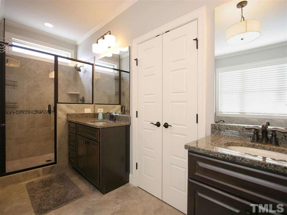 Traditional Craftsman house Plan with Spacious Floor and Garage