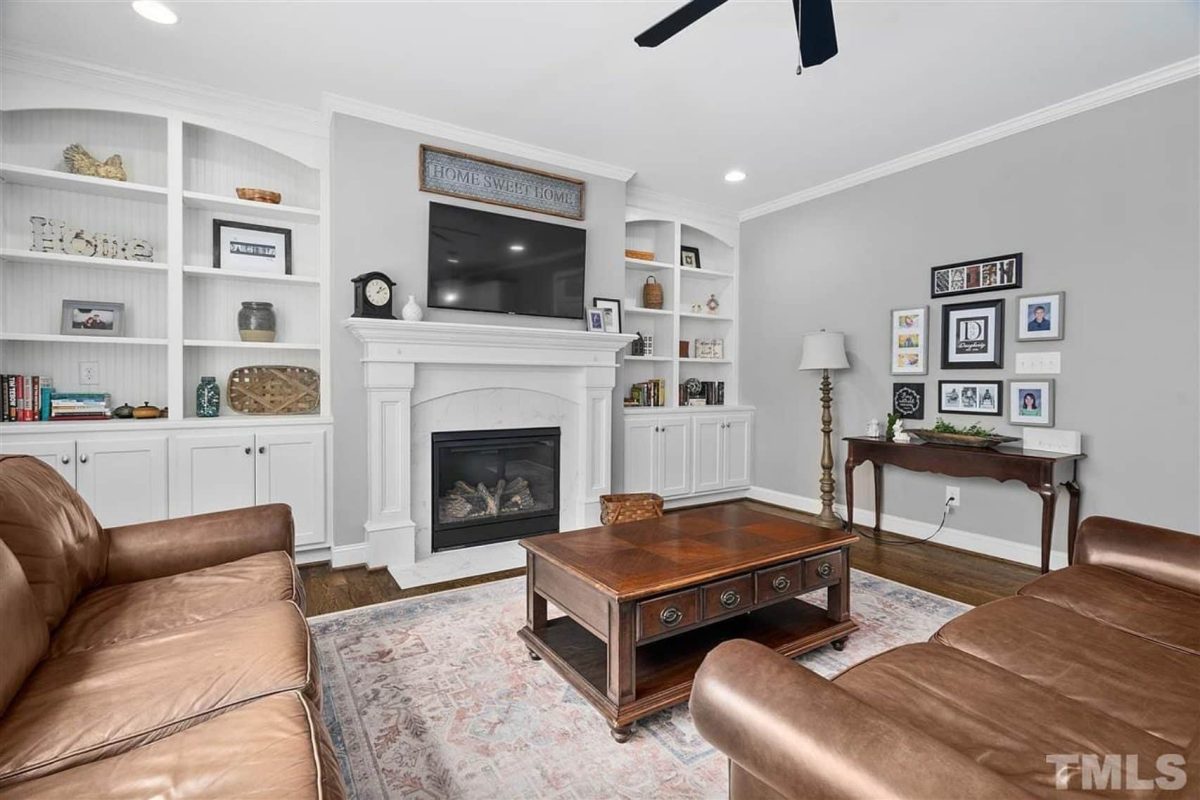 Traditional Craftsman house Plan with Spacious Floor and Garage