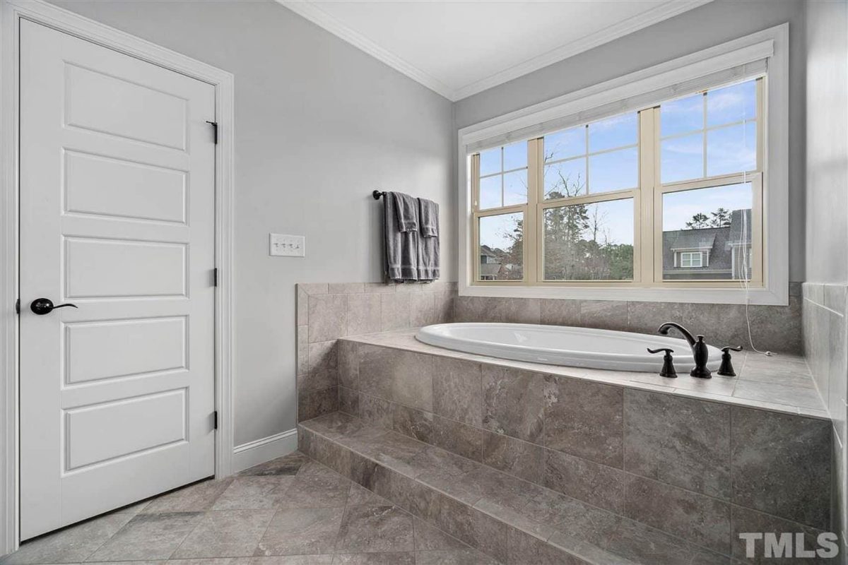 Traditional Craftsman house Plan with Spacious Floor and Garage