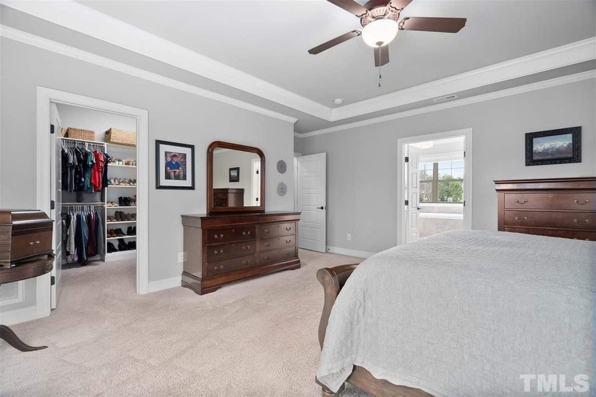 Traditional Craftsman house Plan with Spacious Floor and Garage