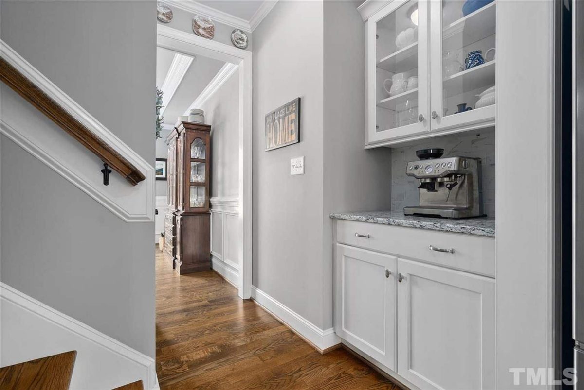 Traditional Craftsman house Plan with Spacious Floor and Garage