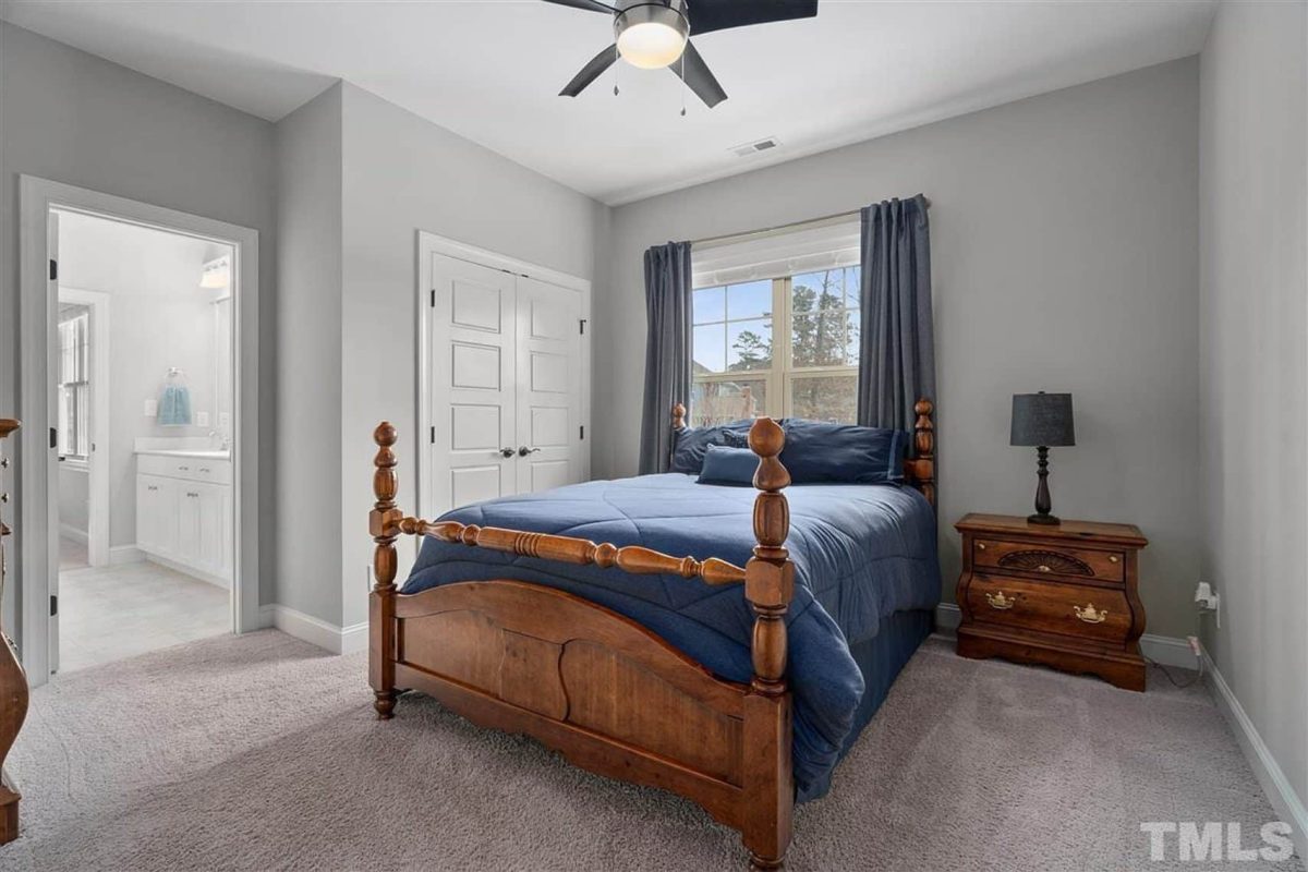 Traditional Craftsman house Plan with Spacious Floor and Garage