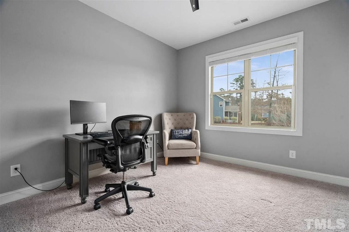 Traditional Craftsman house Plan with Spacious Floor and Garage