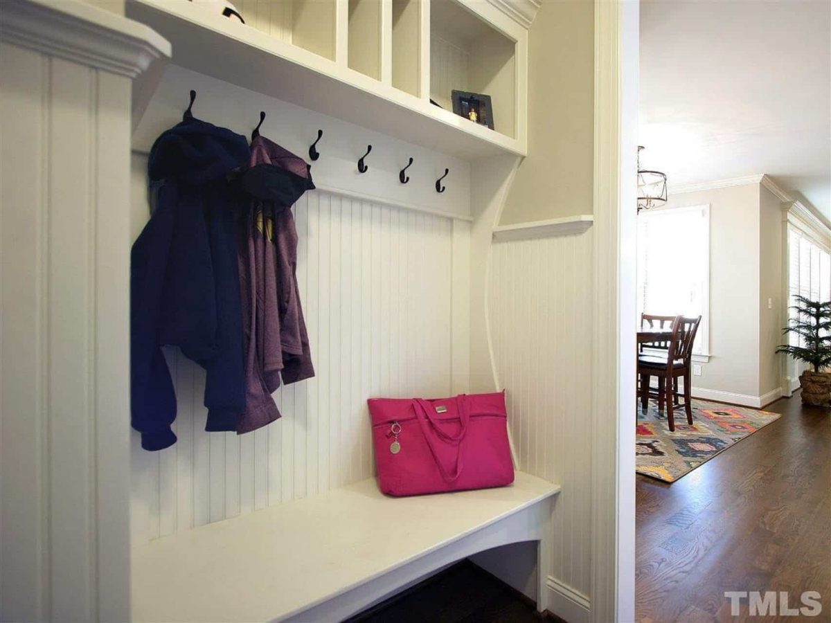 Traditional Craftsman house Plan with Spacious Floor and Garage