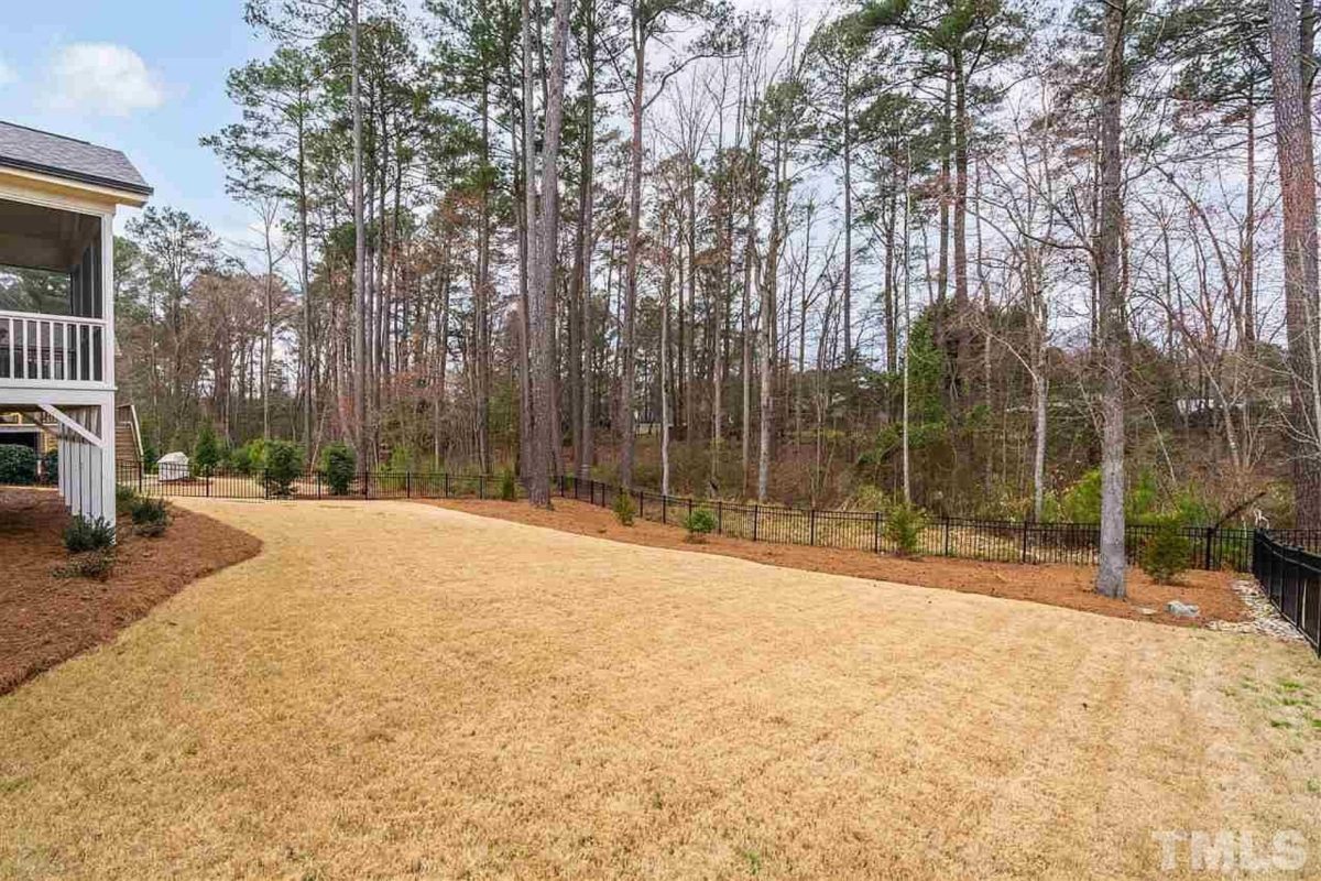 Traditional Craftsman house Plan with Spacious Floor and Garage