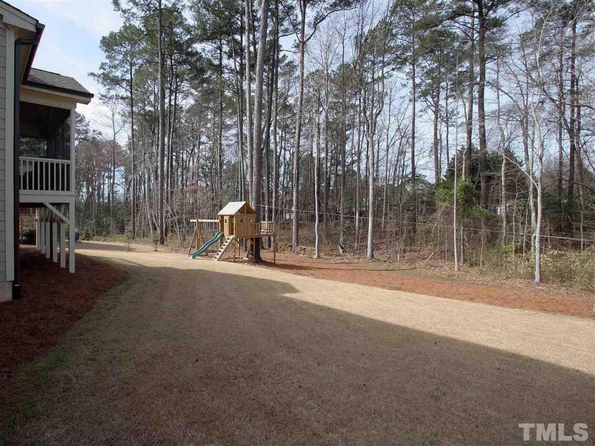 Traditional Craftsman house Plan with Spacious Floor and Garage