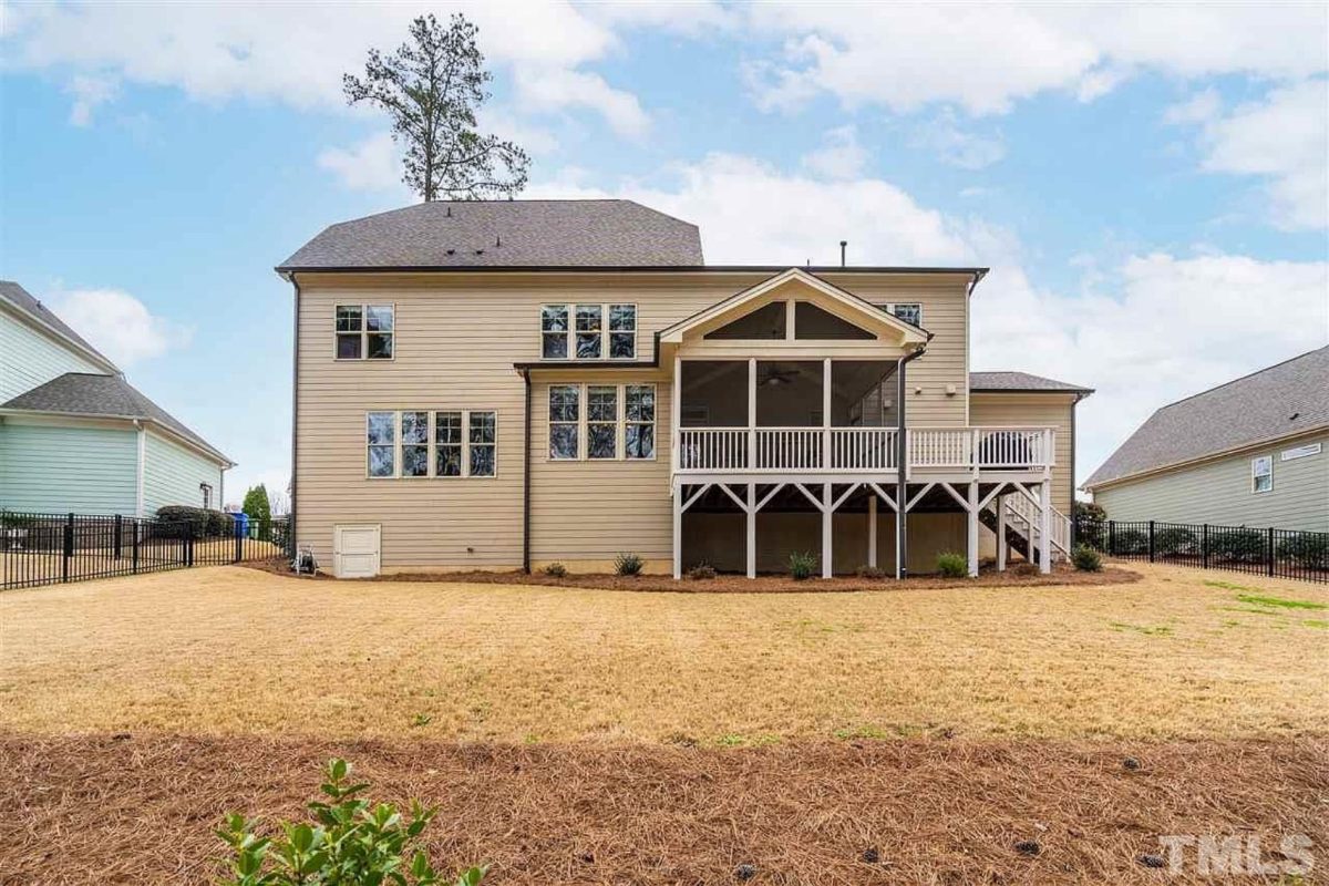 Traditional Craftsman house Plan with Spacious Floor and Garage