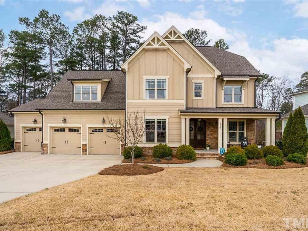 Traditional Craftsman house Plan with Spacious Floor and Garage