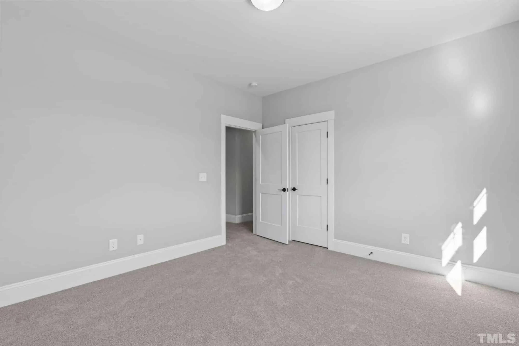 Traditional Craftsman house Plan with 2.5 Floors and Garage