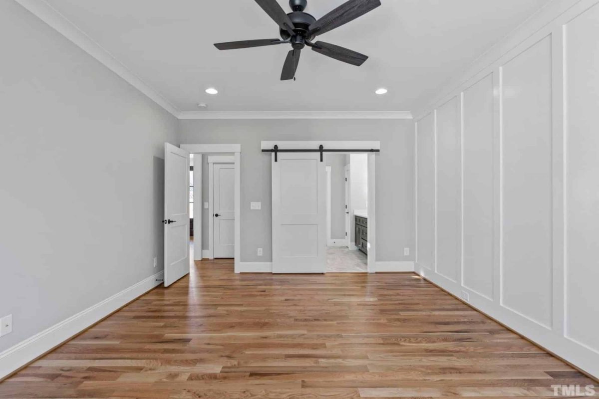 Traditional Craftsman house Plan with 2.5 Floors and Garage