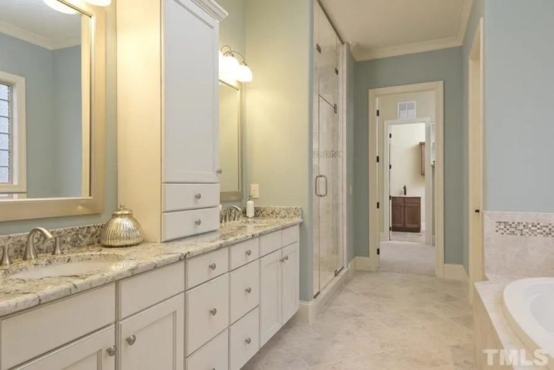 Elegant Craftsman house Plan with Stunning 2-Story Design