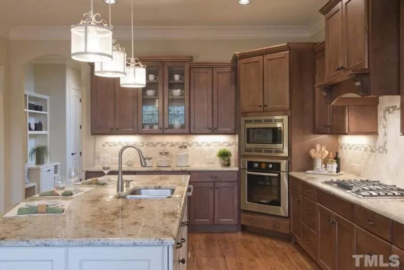 Elegant Craftsman house Plan with Stunning 2-Story Design