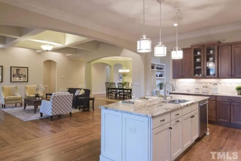 Elegant Craftsman house Plan with Stunning 2-Story Design