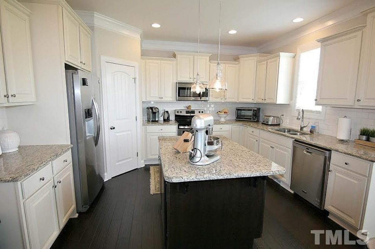 Craftsman house Plan with 4 Bedrooms, 3 Baths, and CAD Designs