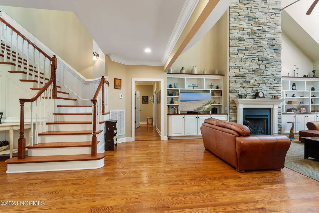 "2-story elegant colonial style house plan with CAD designs"