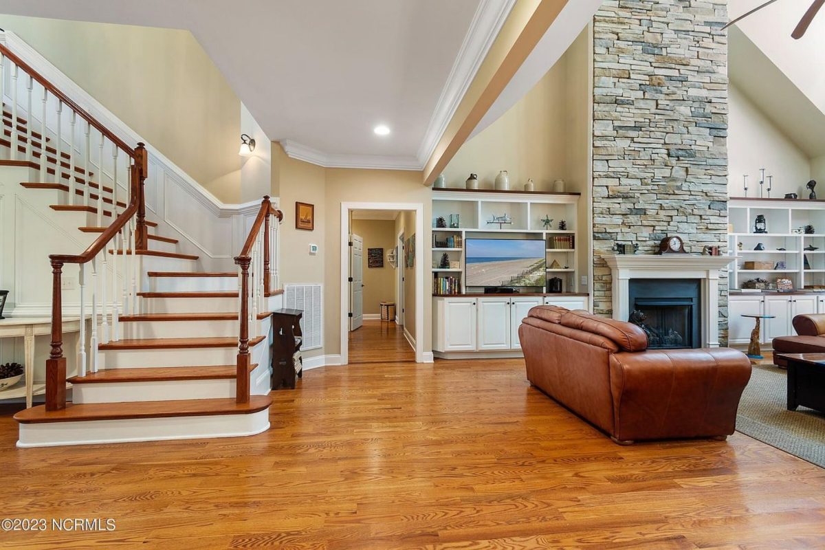 "2-story elegant colonial style house plan with CAD designs"