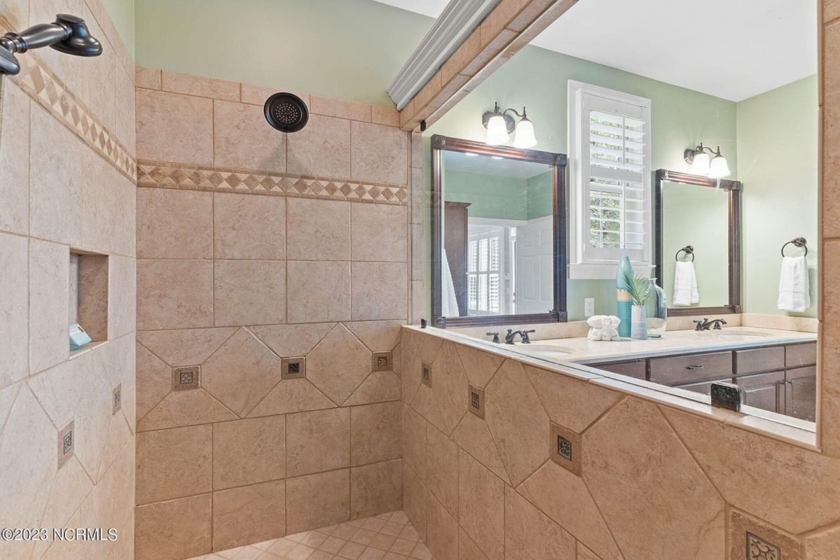 "2-story colonial style house plan with elegant CAD designs"