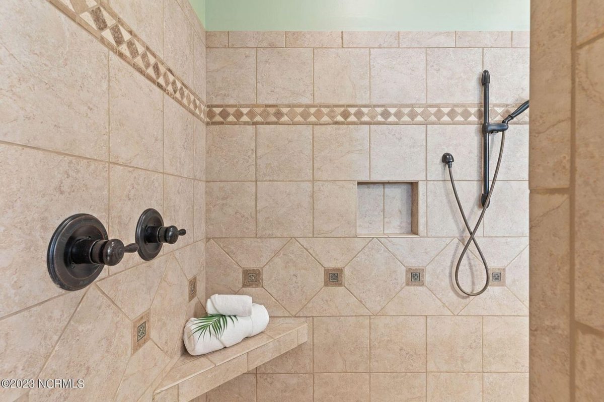 Elegant 2-Story house Plan with CAD Designs and Colonial Style