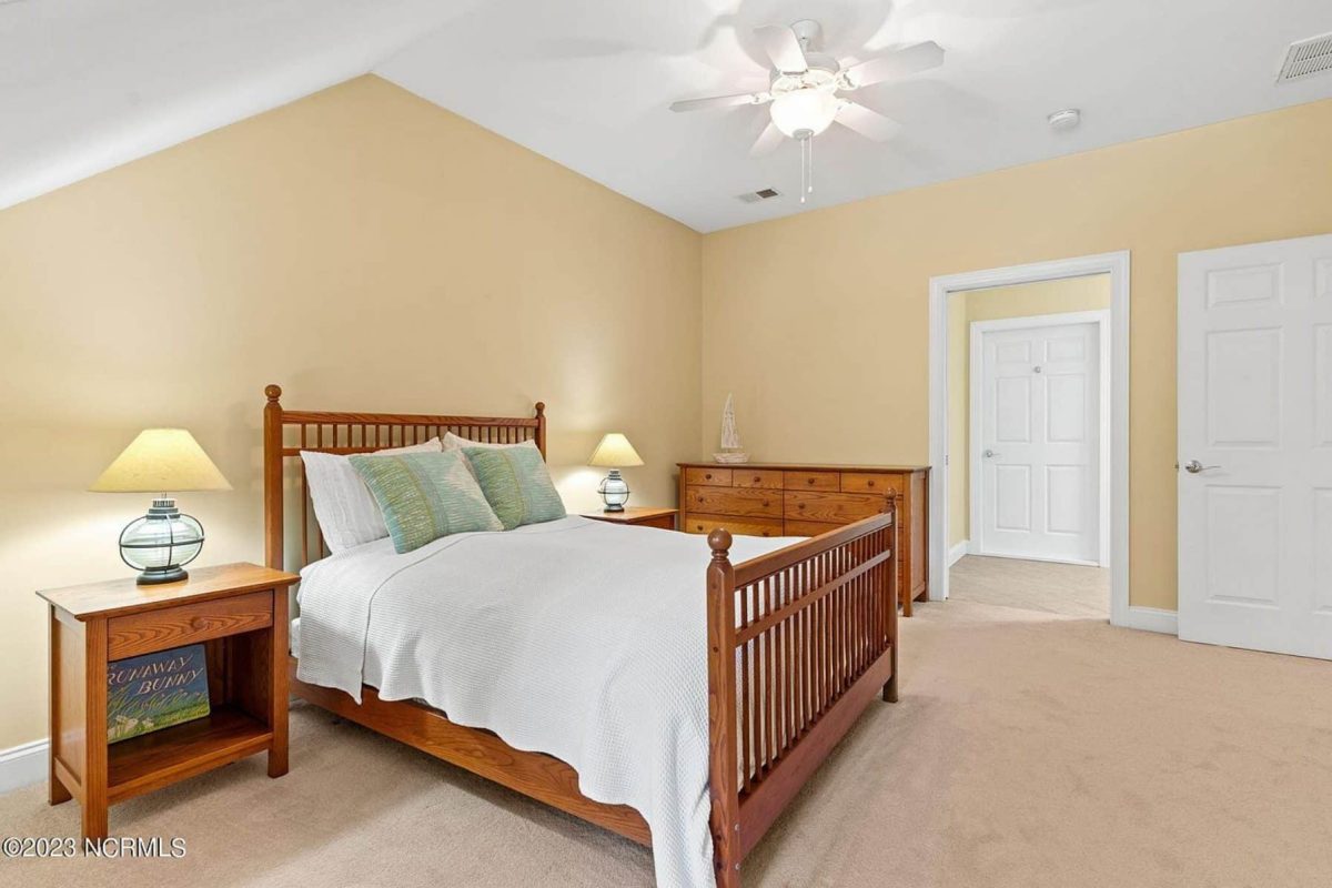 Elegant 2-Story house Plan with CAD Designs and Colonial Style