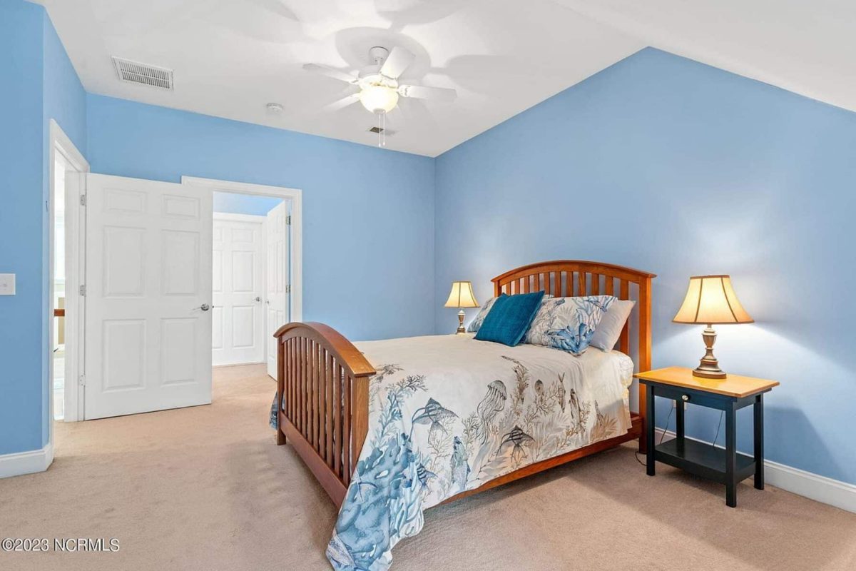 Elegant 2-Story house Plan with CAD Designs and Colonial Style