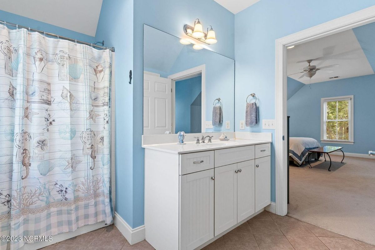 Elegant 2-Story house Plan with CAD Designs and Colonial Style