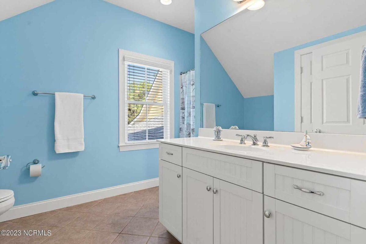 Elegant 2-Story house Plan with CAD Designs and Colonial Style