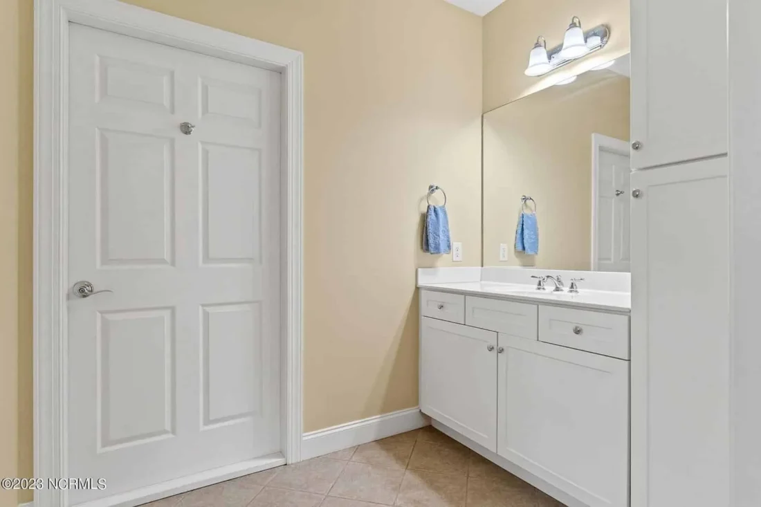 Elegant 2-Story house Plan with CAD Designs and Colonial Style