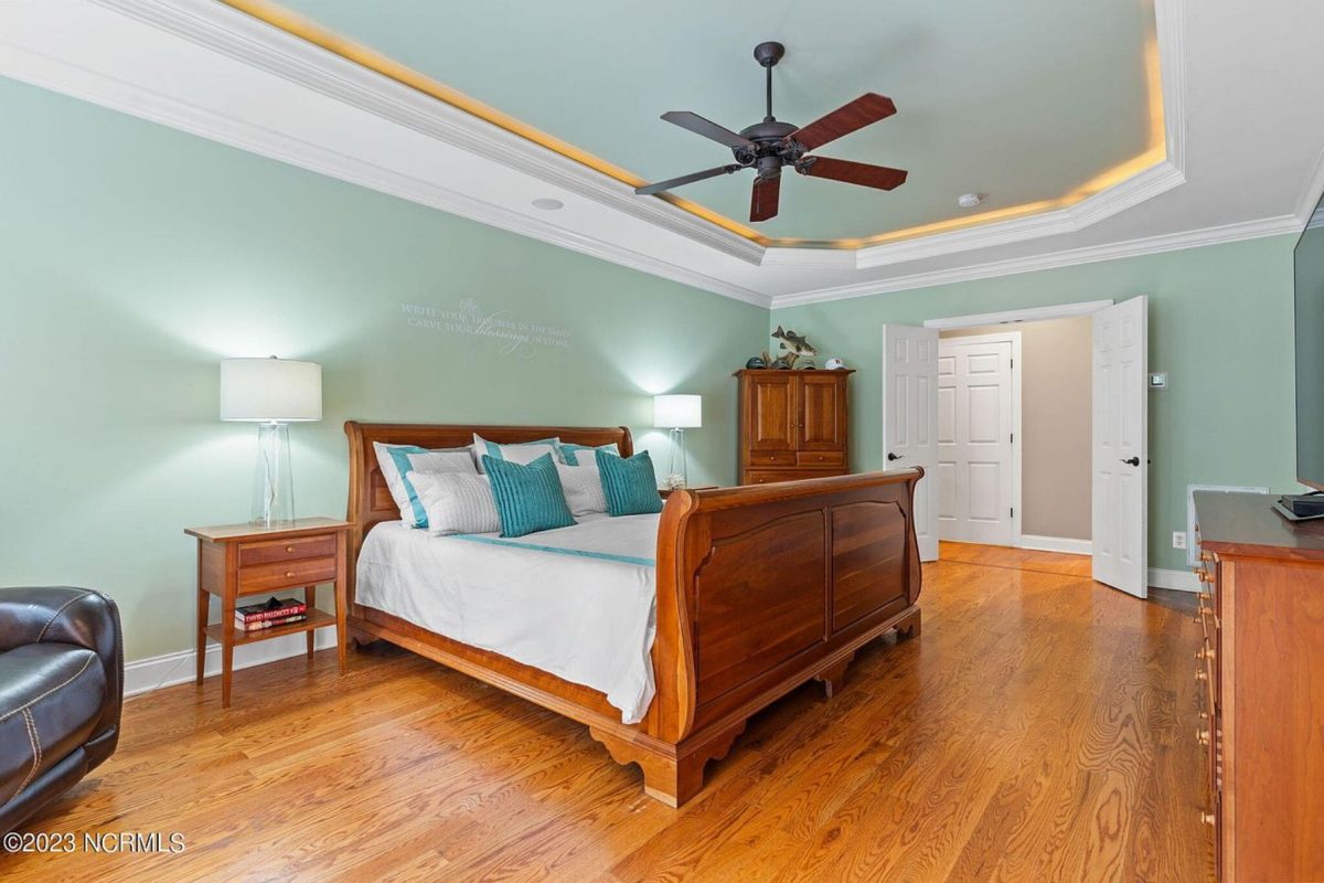 Elegant 2-Story house Plan with CAD Designs and Colonial Style