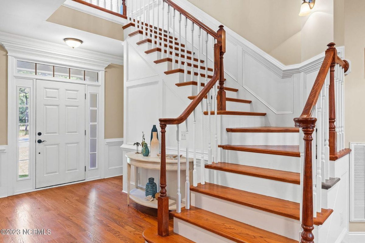 Elegant 2-Story house Plan with CAD Designs and Colonial Style