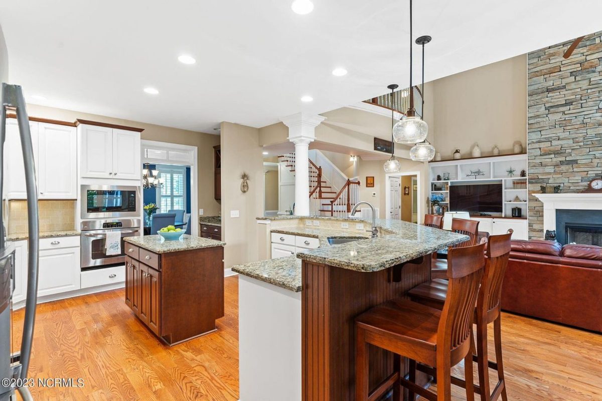 Elegant 2-Story house Plan with CAD Designs and Colonial Style