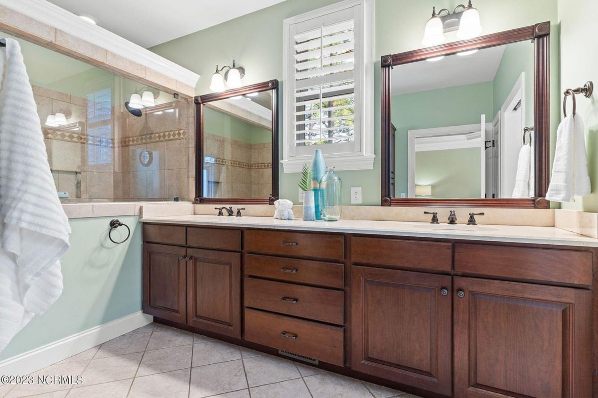 Elegant 2-Story house Plan with CAD Designs and Colonial Style