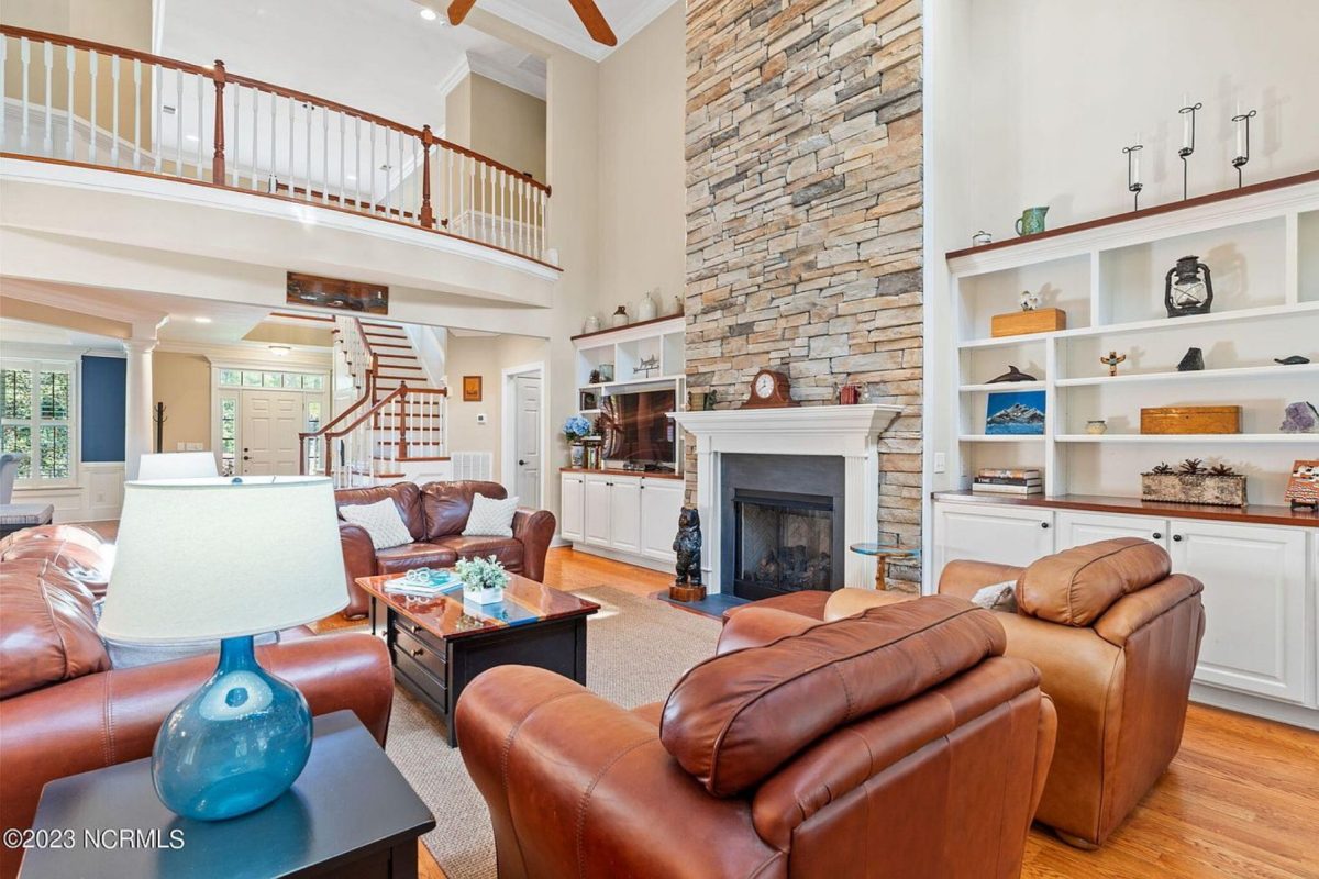 Elegant 2-Story house Plan with CAD Designs and Colonial Style