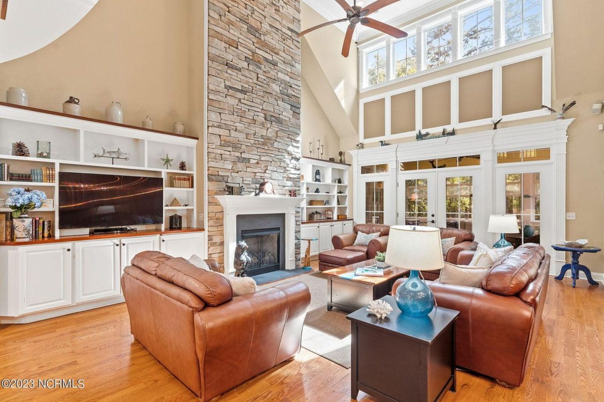 Elegant 2-Story house Plan with CAD Designs and Colonial Style