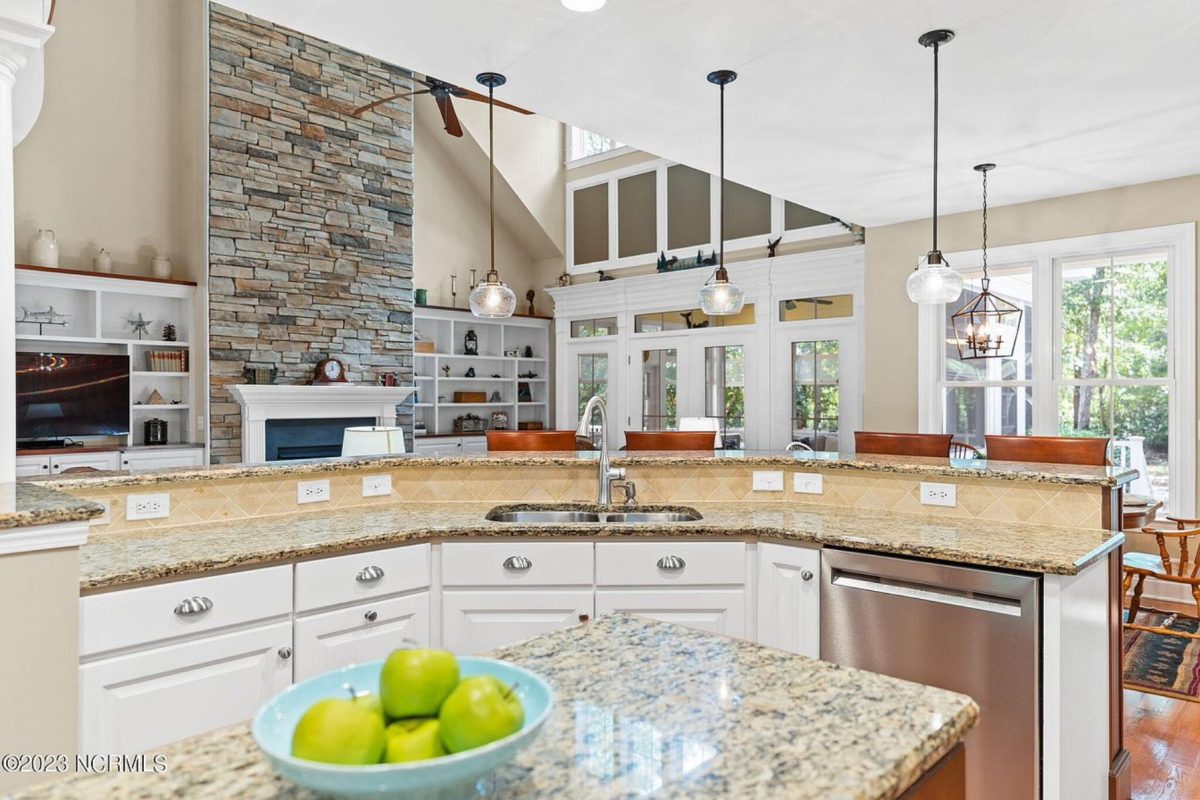 Elegant 2-Story house Plan with CAD Designs and Colonial Style