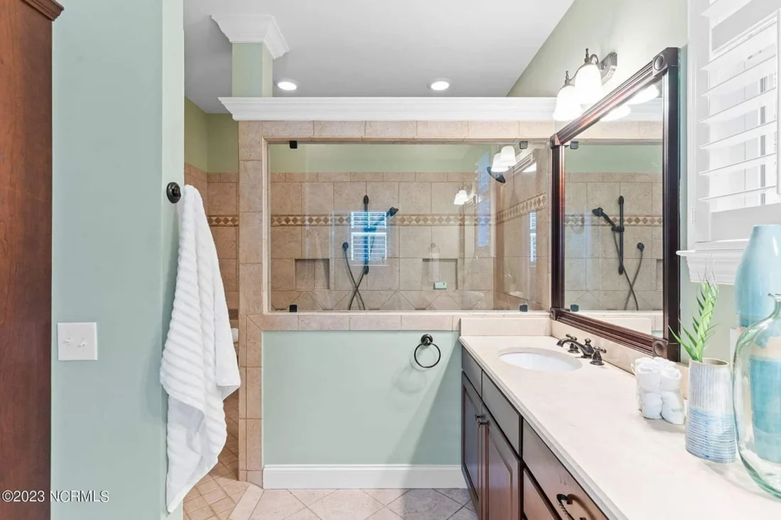 Elegant 2-Story house Plan with CAD Designs and Colonial Style