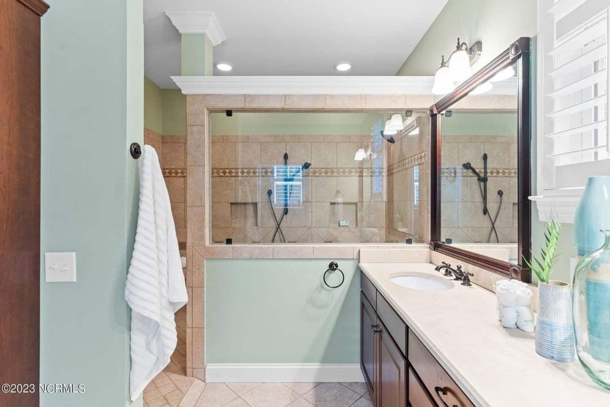 Elegant 2-Story house Plan with CAD Designs and Colonial Style