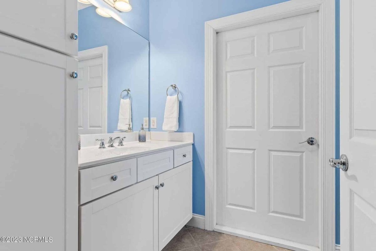 Elegant 2-Story house Plan with CAD Designs and Colonial Style