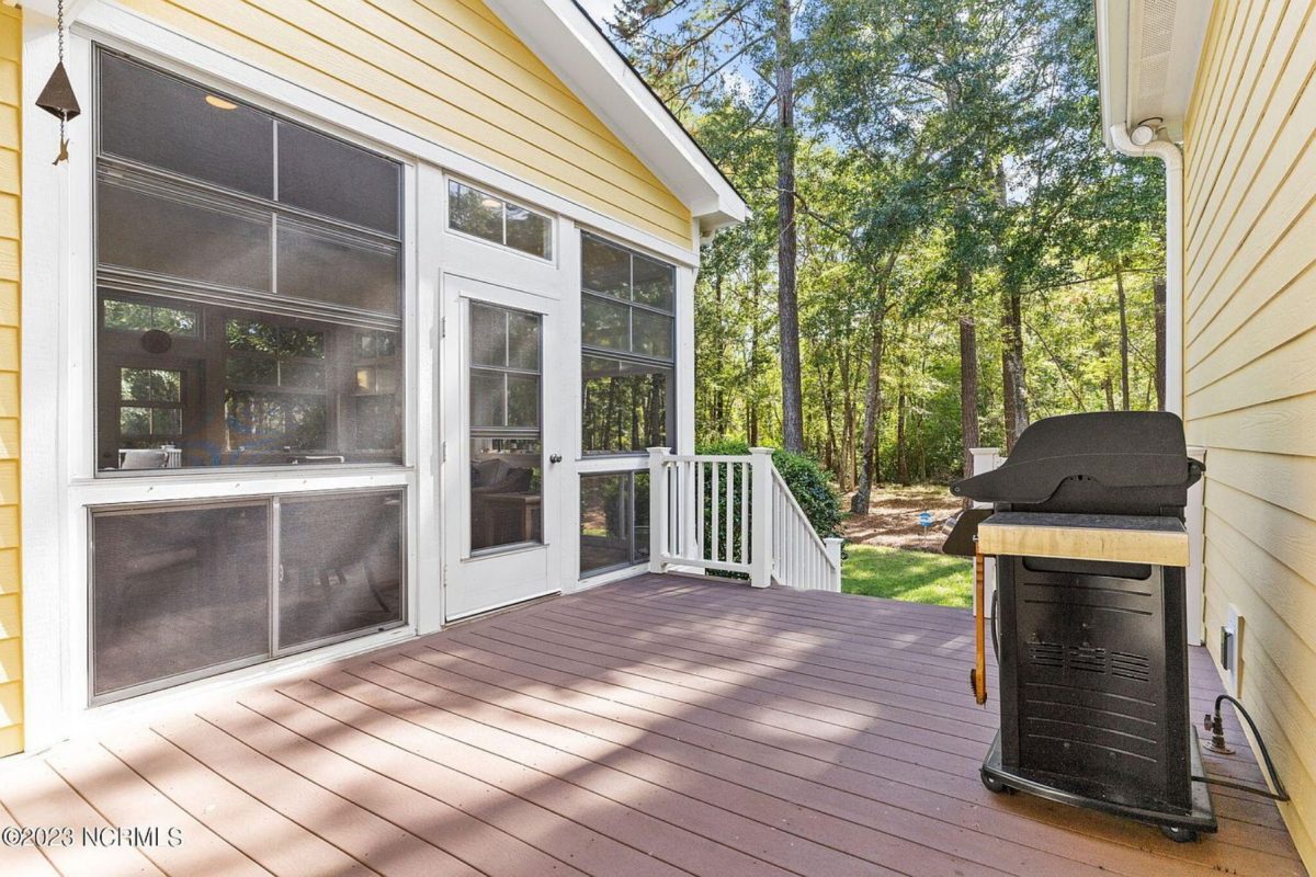 Elegant 2-Story house Plan with CAD Designs and Colonial Style