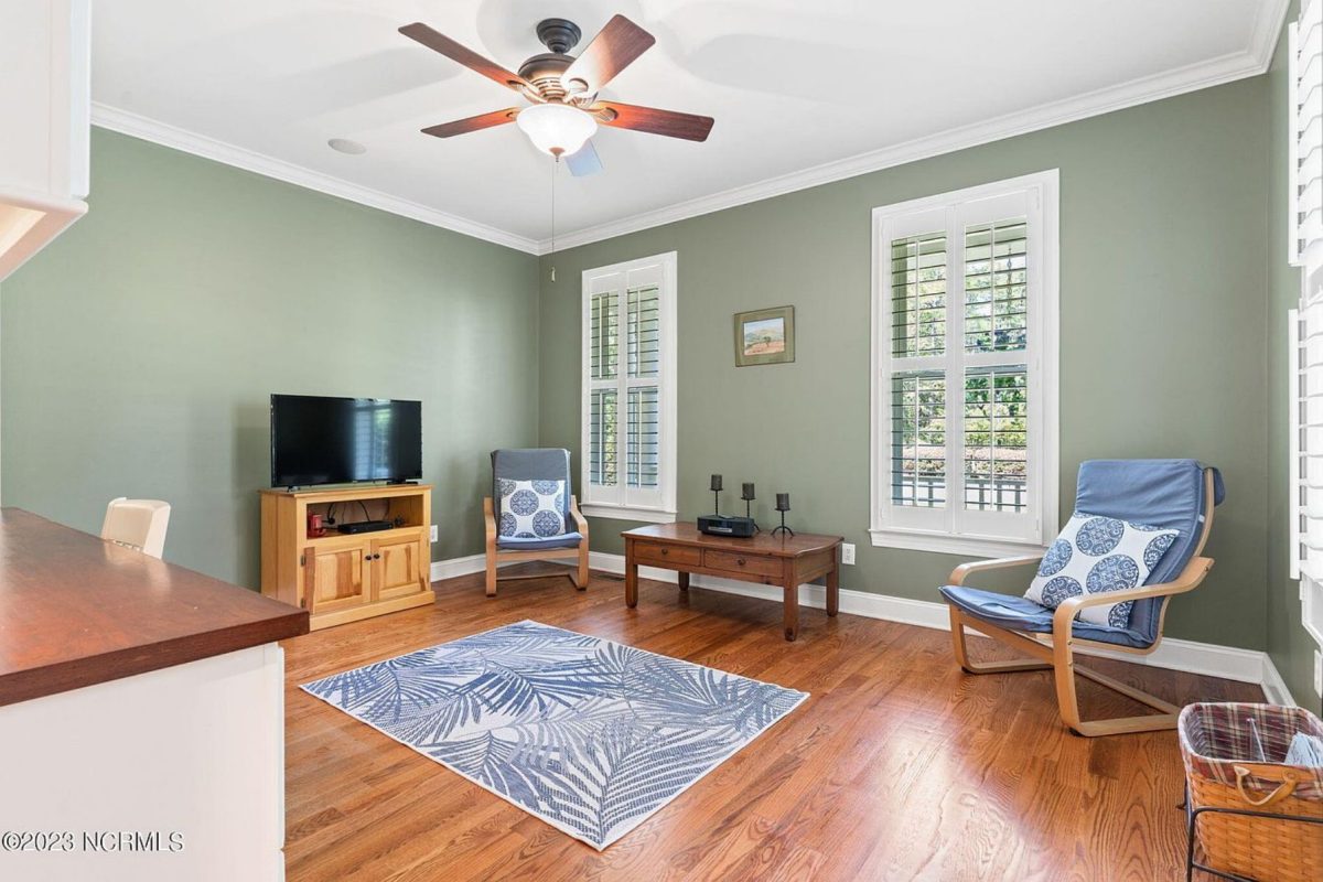 Elegant 2-Story house Plan with CAD Designs and Colonial Style