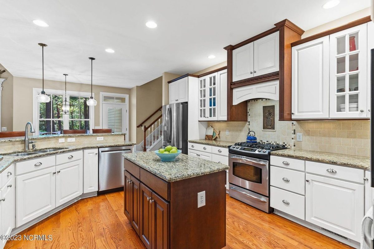 Elegant 2-Story house Plan with CAD Designs and Colonial Style