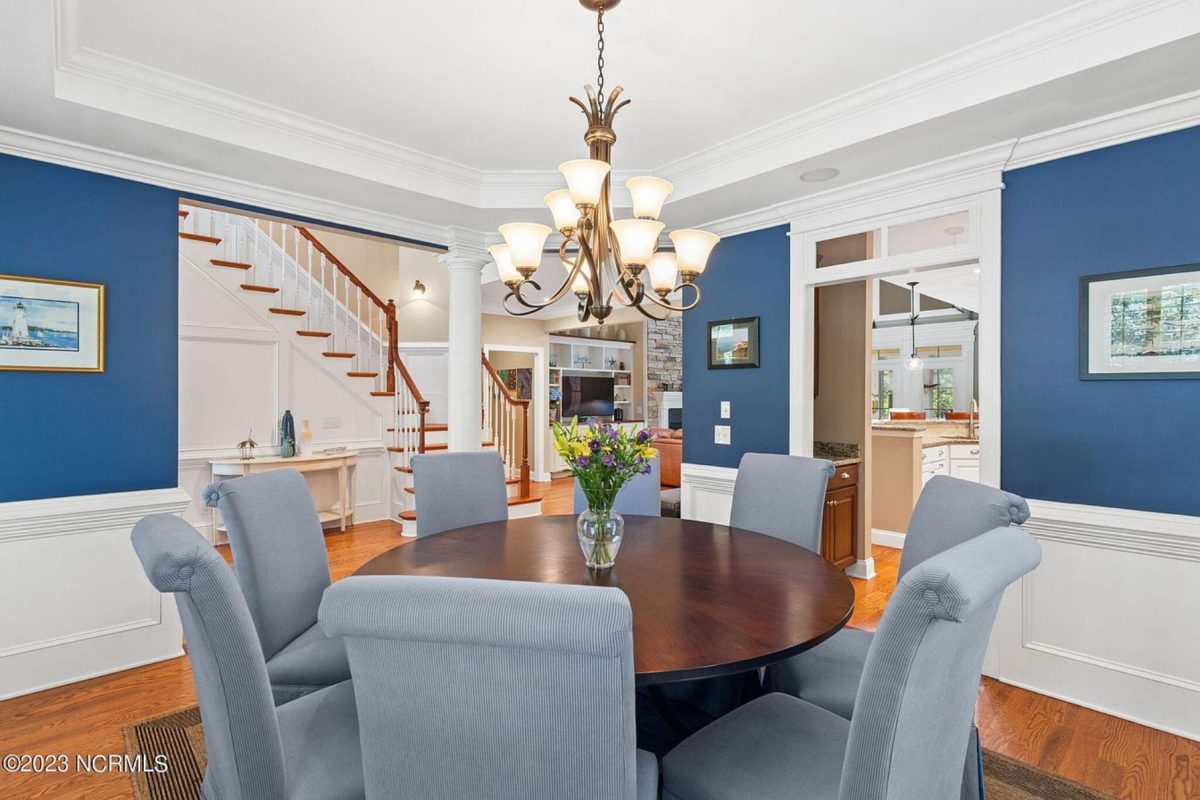 Elegant 2-Story house Plan with CAD Designs and Colonial Style