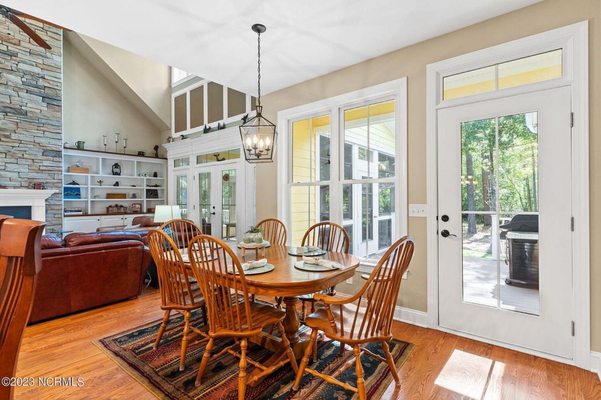 Elegant 2-Story house Plan with CAD Designs and Colonial Style