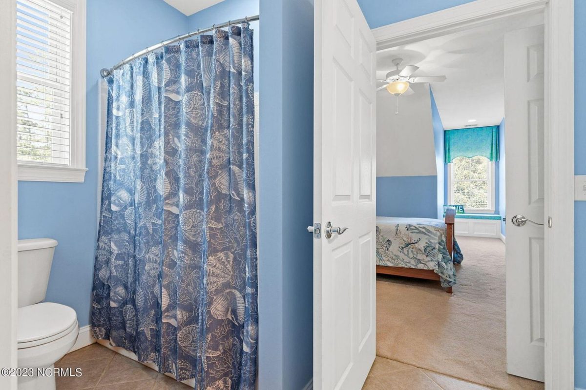 Elegant 2-Story house Plan with CAD Designs and Colonial Style