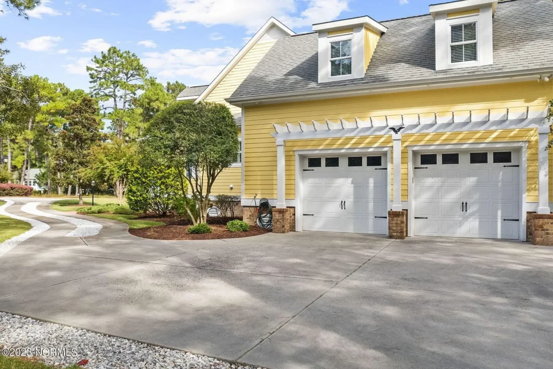 Elegant 2-Story house Plan with CAD Designs and Colonial Style