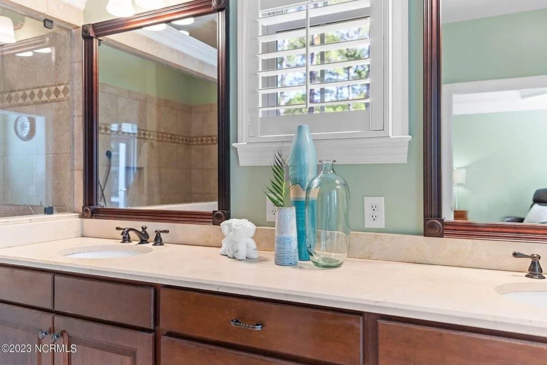 Elegant 2-Story house Plan with CAD Designs and Colonial Style