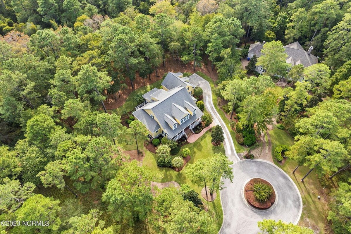 Elegant 2-Story house Plan with CAD Designs and Colonial Style