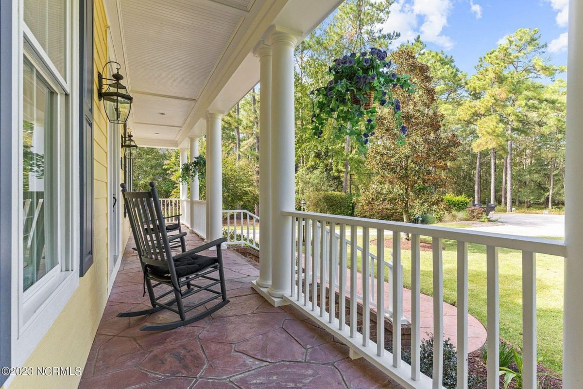 Elegant 2-Story house Plan with CAD Designs and Colonial Style