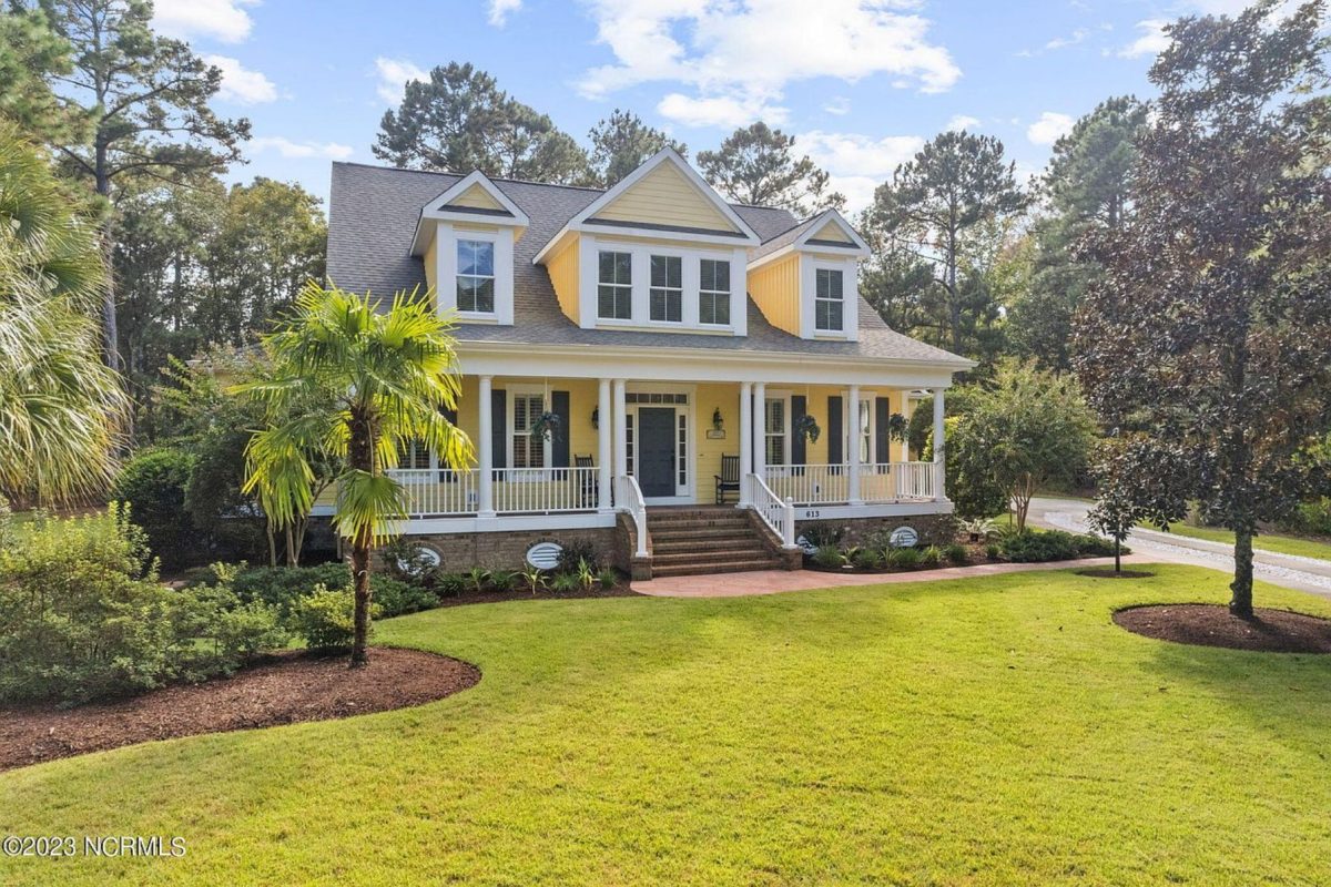 Elegant 2-Story house Plan with CAD Designs and Colonial Style